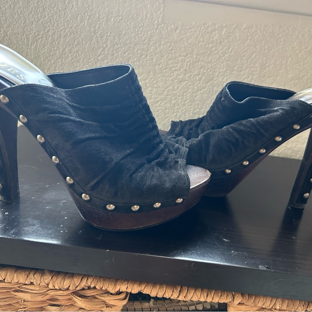 Guess Black Stud Mule
GW Victorian 7.5 gently used w/box
Black suede wood heel